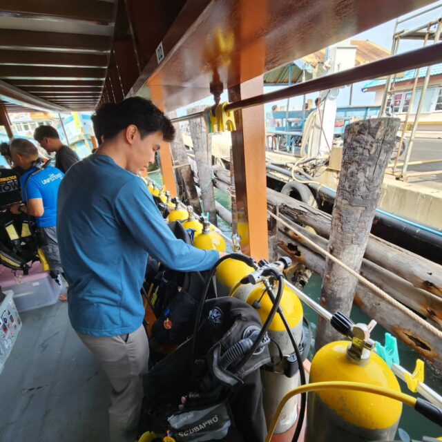 มาสอบ open water diver กันแบบฟ้าฝนเป็นใจ..ให้ตกกระหน่ำชุ่มฉ่ำมากมาย

น้ำขุ่น คลื่นแรง แต่ก็สอบผ่านนะจ๊ะ..

มากับเรือวราสินธ์ 9 ที่ปรับปรุงใหม่ สวยงาม สะดวกสบายสุดๆเลย..

-------------------------------
สนใจเรียนดำน้ำ หรือ สนใจเรียนดำน้ำหลักสูตรอื่นๆ ของ PADI 
ติดต่อได้ทุกช่องทางด้านล่างนี้จ้า
Line : @yellowoctopus : http://bit.ly/yellowoctopus
FB messenger : m.me/yellowoctopusdive
E-mail : info@yellowoctopus.net
Website : www.yellowoctopus.net
#yellowoctopusdive